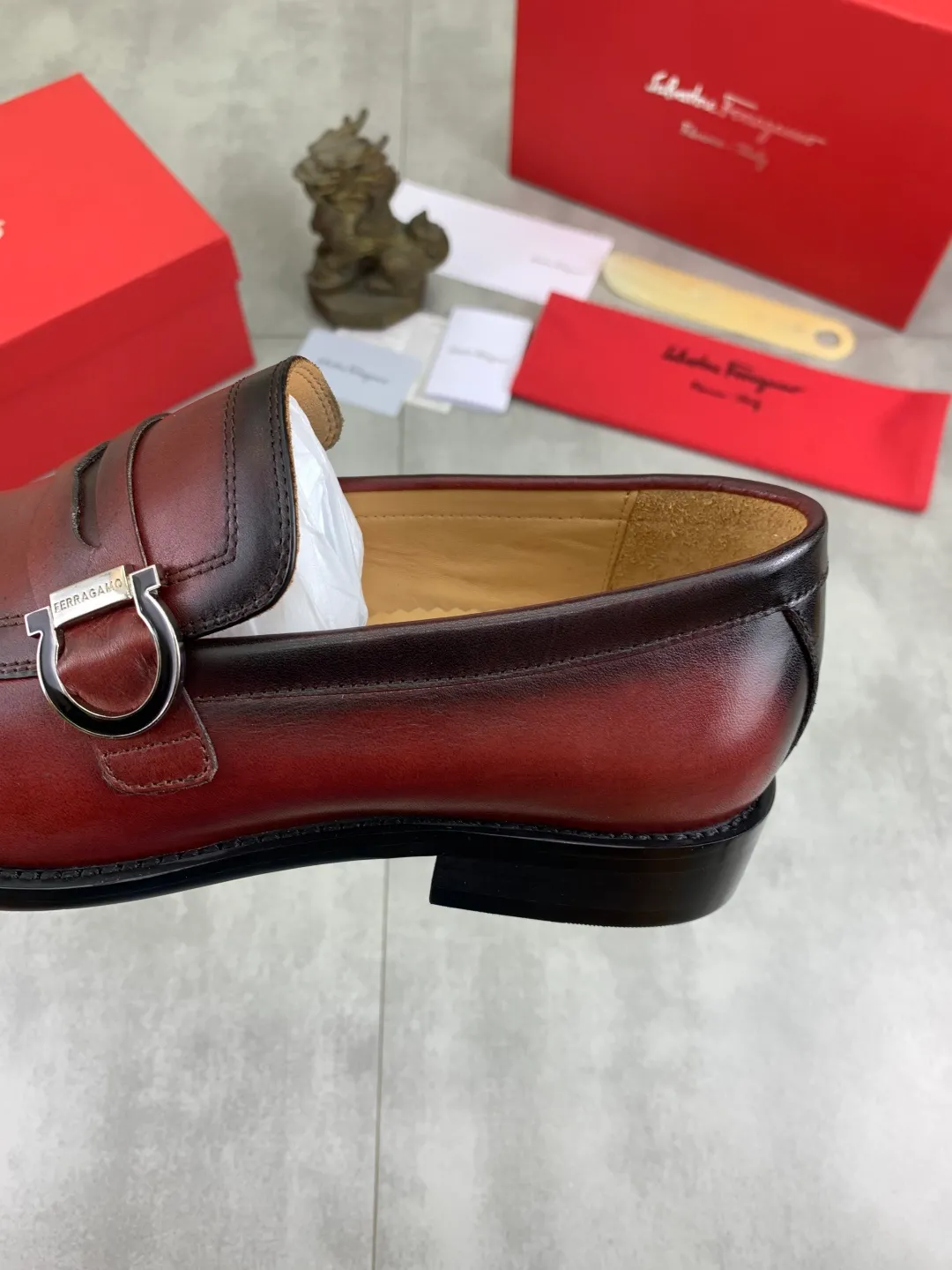 Men's Men's Shoes 💰P562💰[New Style] Water-dyed Niuli 🆘[Salvatore Ferragamo] Ferragamo's latest casual business leather shoes for men! Listed simultaneously! The fabric is made of specially imported original pebbled calfskin, and the lining is made of imported water-dyed cowhide. It is absolutely luxurious and leads the fashion trend. Matching code: 38-44 (45 and 46 can be customized) Black, brown and burgundy colors available